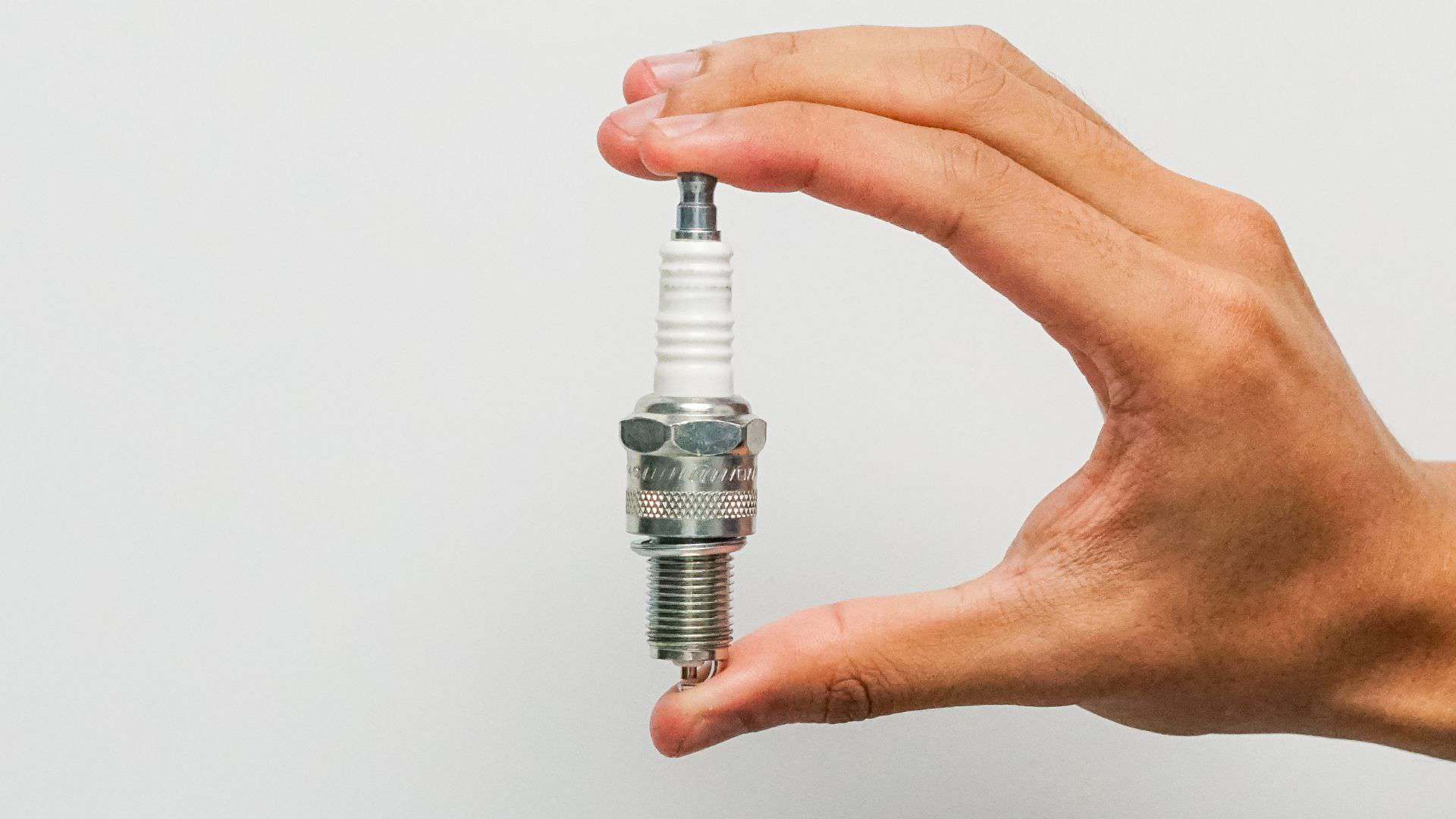 火星塞多久換一次？從N 種「故障顏色」教你自我診斷，更換費用與DIY教學全攻略- 重機狗