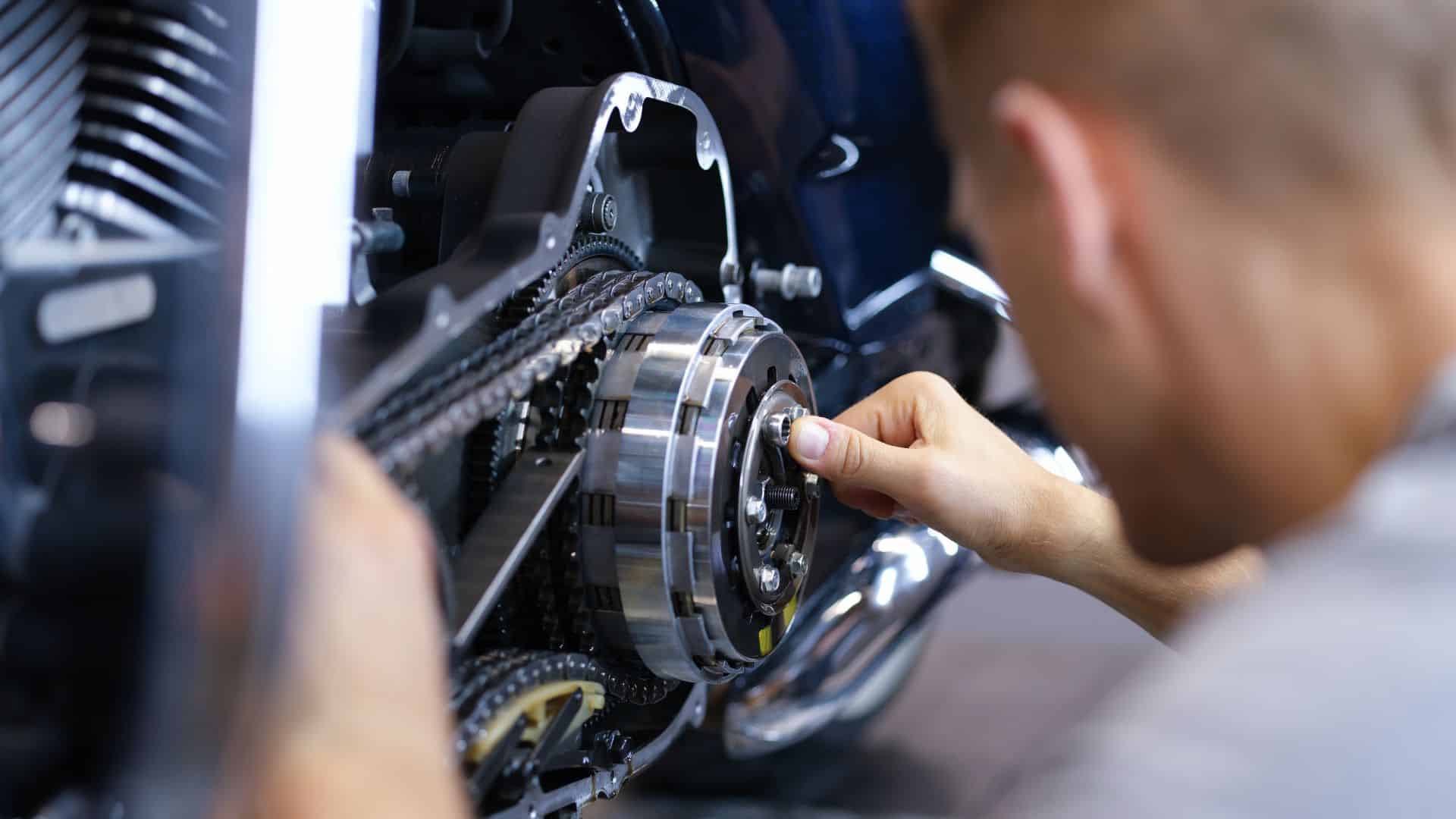 技師檢查機車問題，聽機車發出的異音