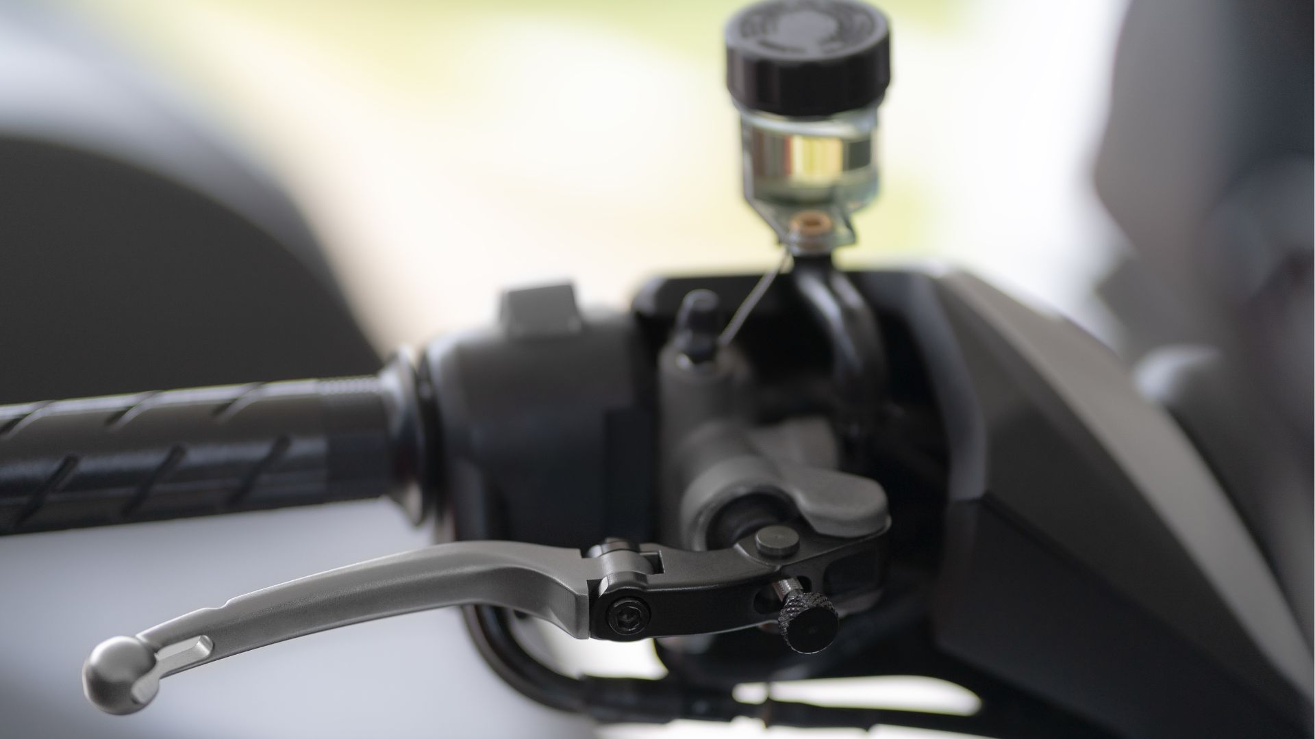 機車煞車油多久換？別等「煞車軟掉」才後悔！一篇搞懂沒換後果、漏油原因與更換費用- 重機狗