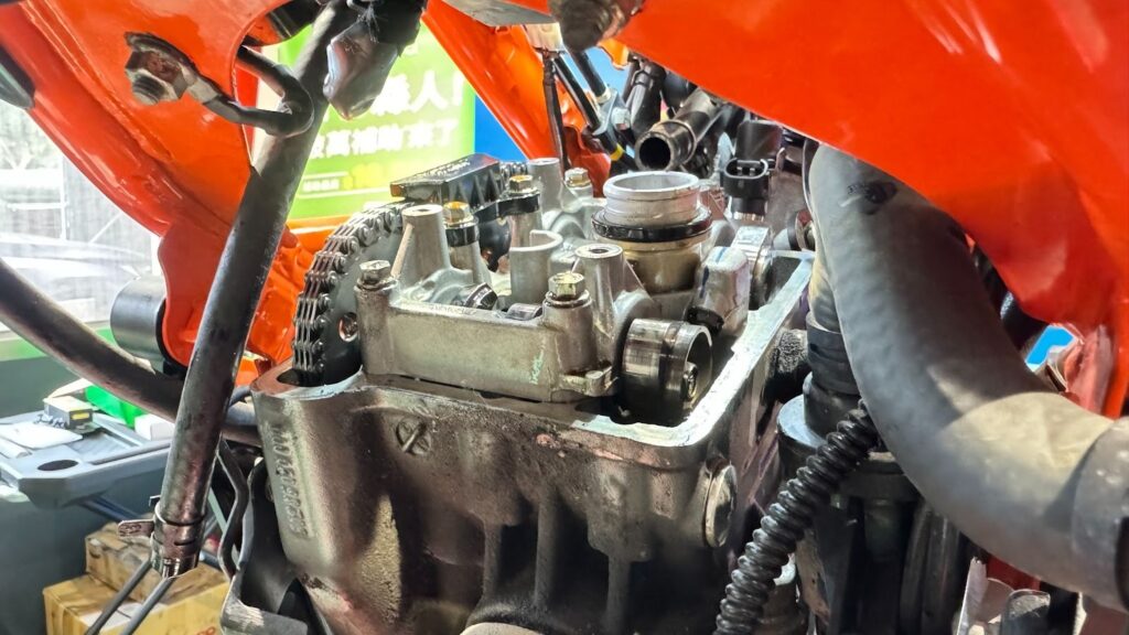 KTM DUKE 390 檢查汽門間隙