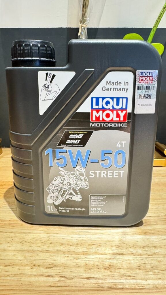 LIQUI MOLY 的重車機油瓶身正面有 15W-50 標示