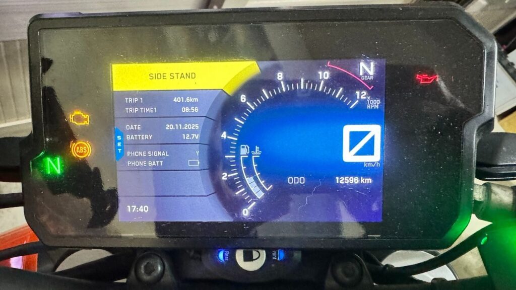 KTM DUKE 390 轉開電門的儀表板顯示紅色引擎圖示，表示這台是噴射引擎機車