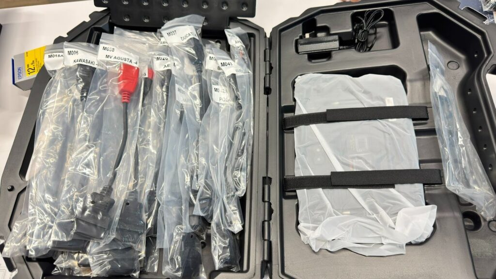 各種線材(各項配件都有屬於自己的家，都有塑膠帶包裝，還貼有編號或品牌)